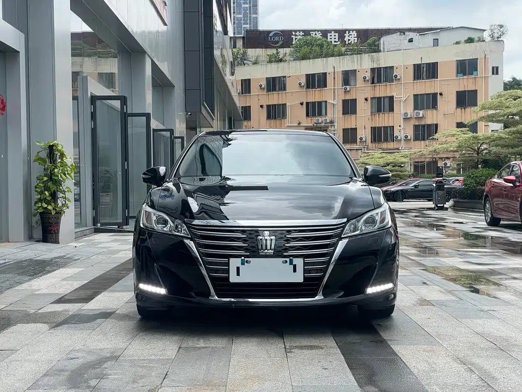 Toyota Crown 2017 — фото 18