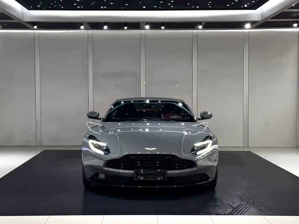 Aston Martin DB11 2023 — фото 1