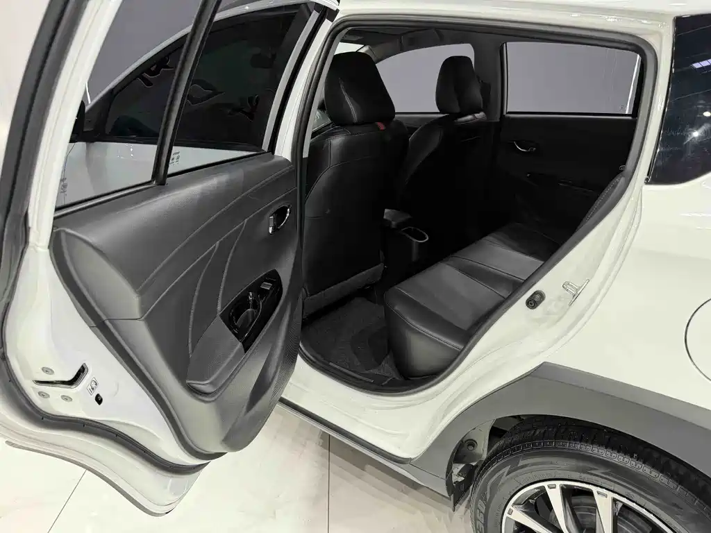 Toyota Yaris L 2022 — фото 15