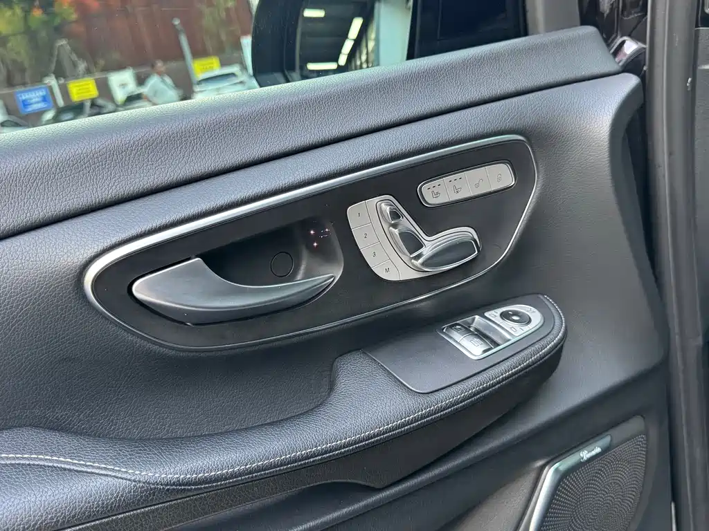 Mercedes-Benz V-Class 2023 — фото 10