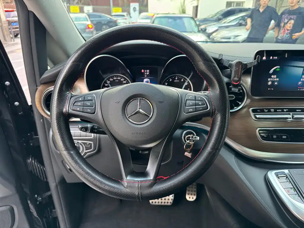 Mercedes-Benz V-Class 2023 — фото 17