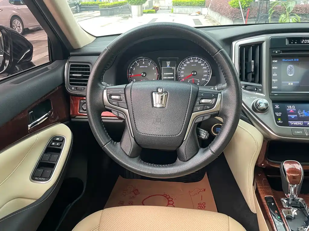 Toyota Crown 2017 — фото 10