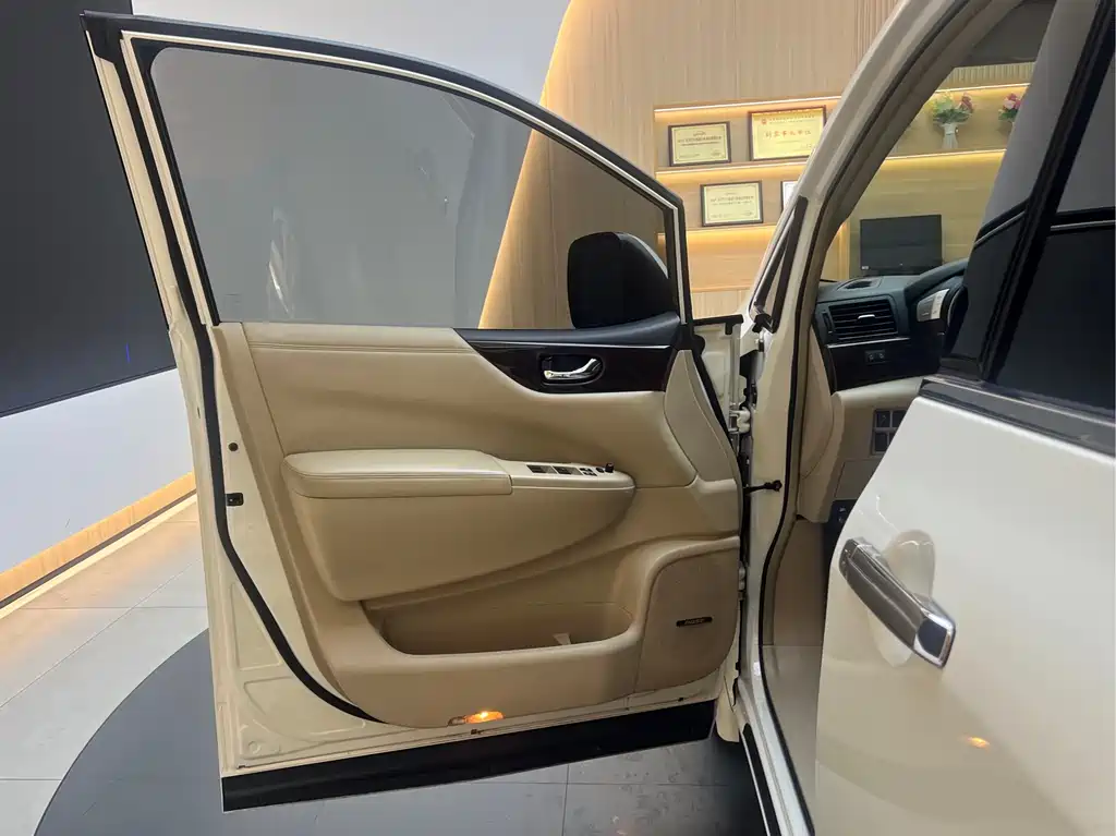 Nissan Quest 2016 — фото 15