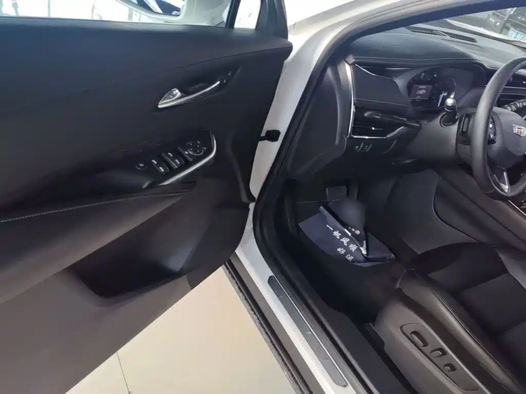 Cadillac XT4 2020 — фото 16