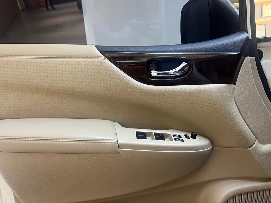 Nissan Quest 2016 — фото 16