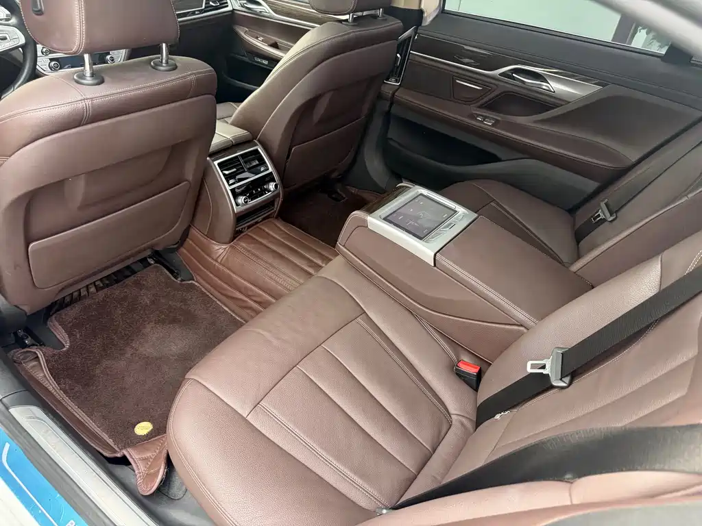 BMW 7 Series 2017 — фото 18