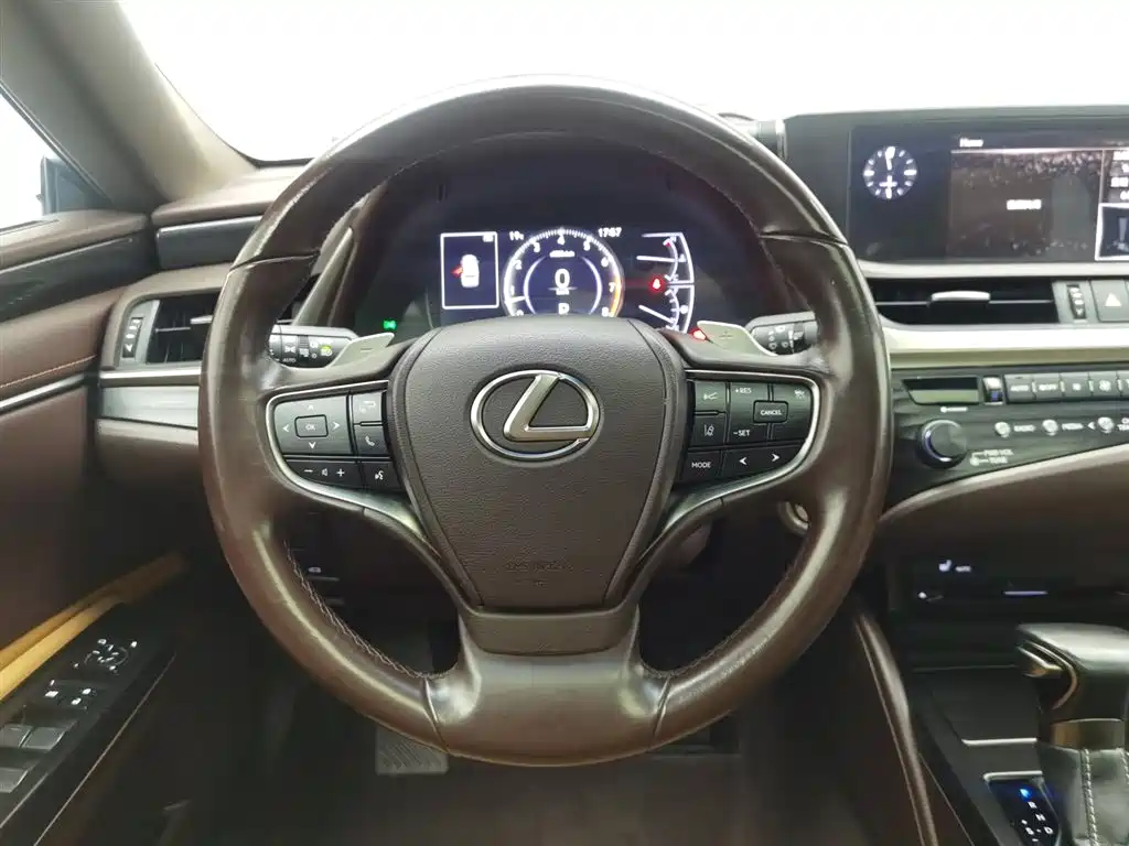 Lexus ES 2019 — фото 11
