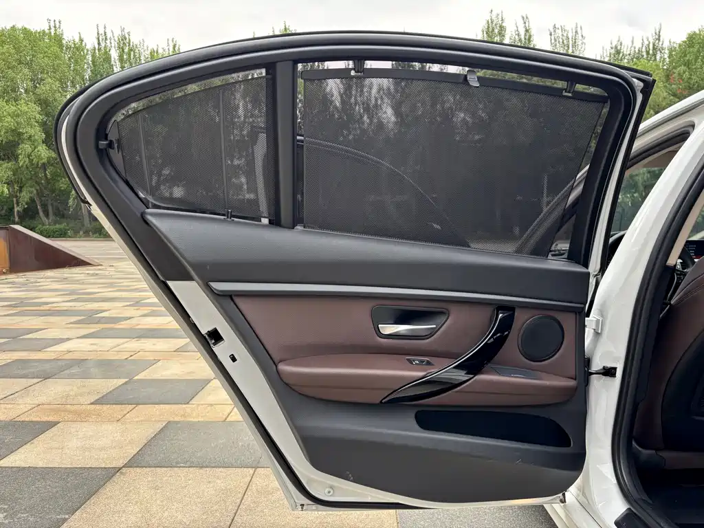 BMW 3 Series 2019 — фото 14