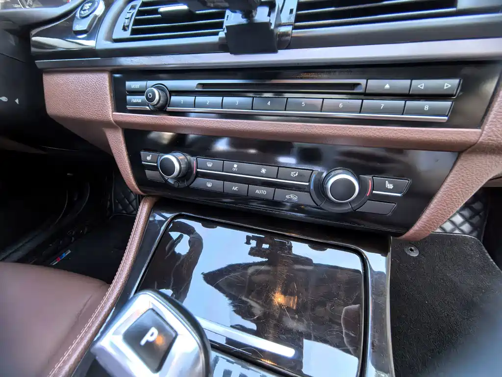 BMW 5 Series 2015 — фото 13