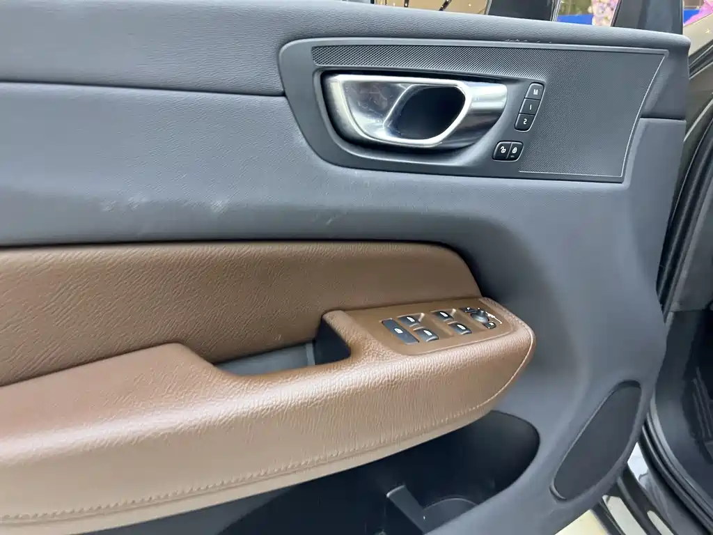 Volvo XC60 2020 — фото 18