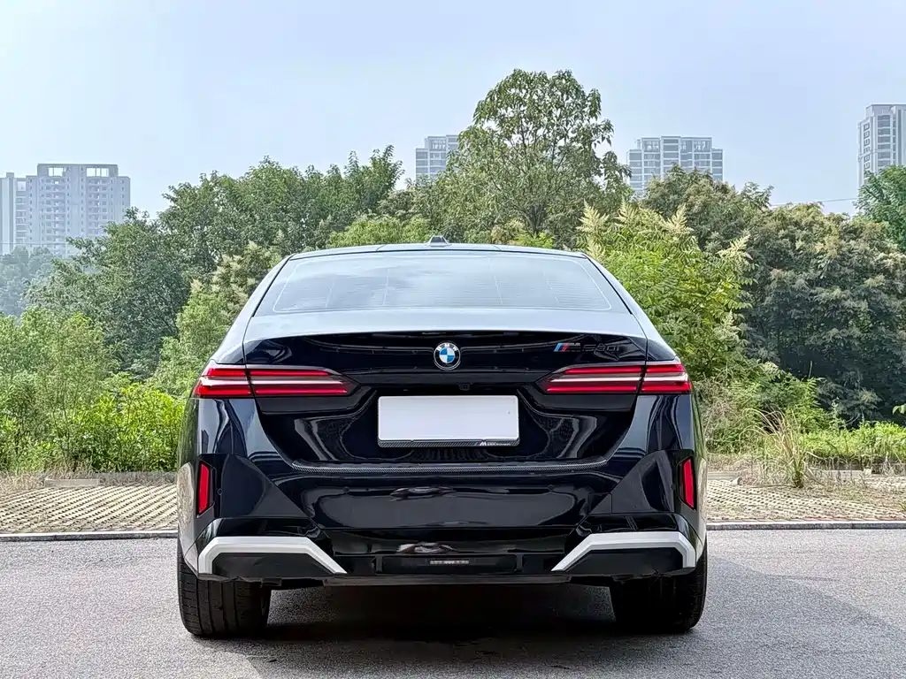 BMW 5 Series 2025 — фото 11
