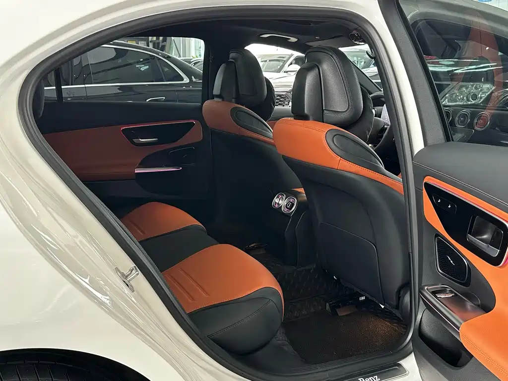 Mercedes-Benz C-Class 2025 — фото 10