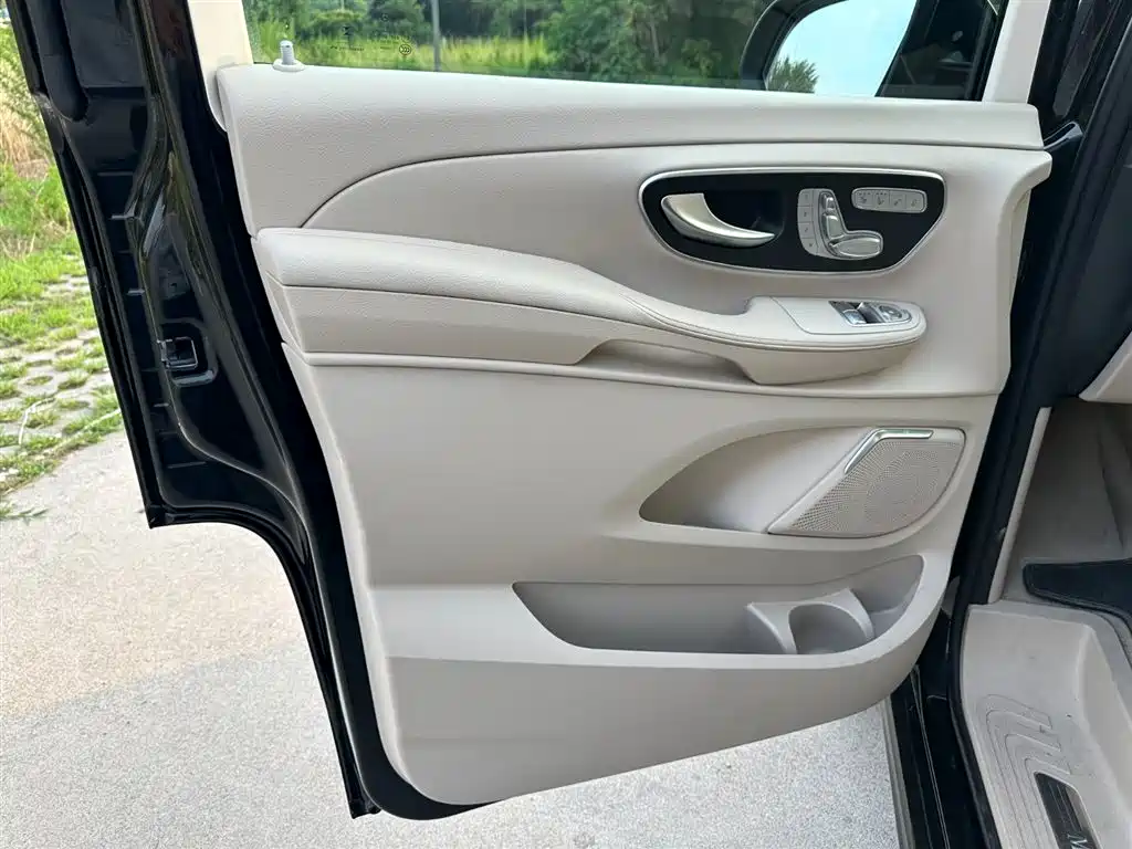 Mercedes-Benz V-Class 2022 — фото 13