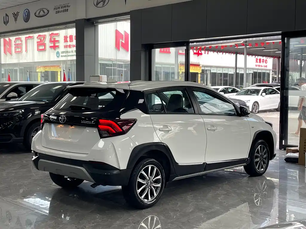 Toyota Yaris L 2022 — фото 16
