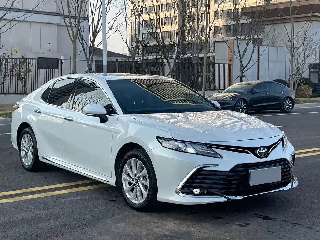 Toyota Camry 2023 — фото 3
