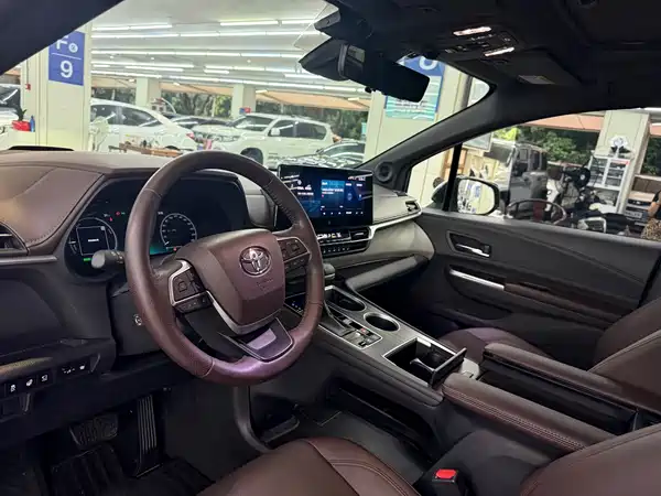 Toyota Granvia 2023