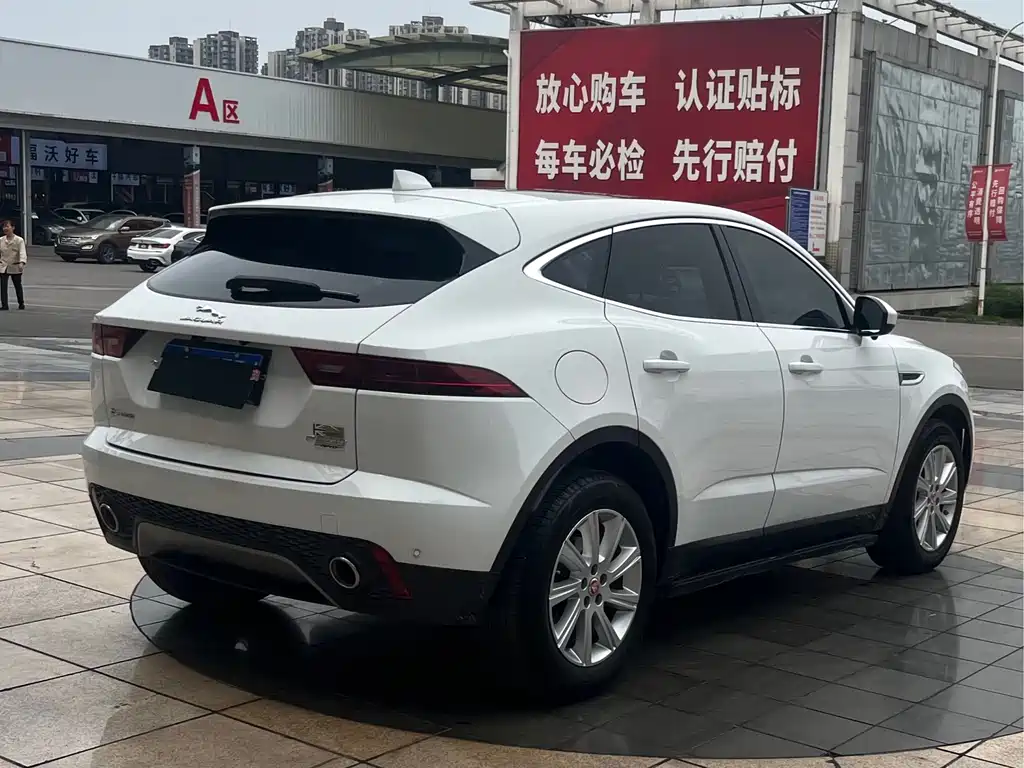 Jaguar E-PACE 2018 — фото 14