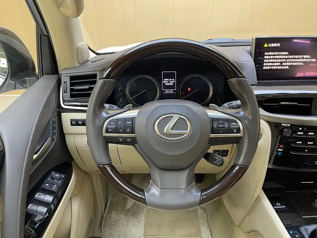 Lexus LX 2017 — фото 11