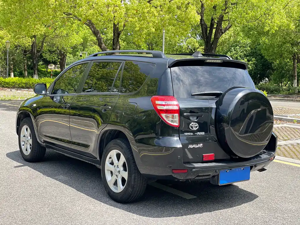 Toyota RAV4 2011 — фото 17