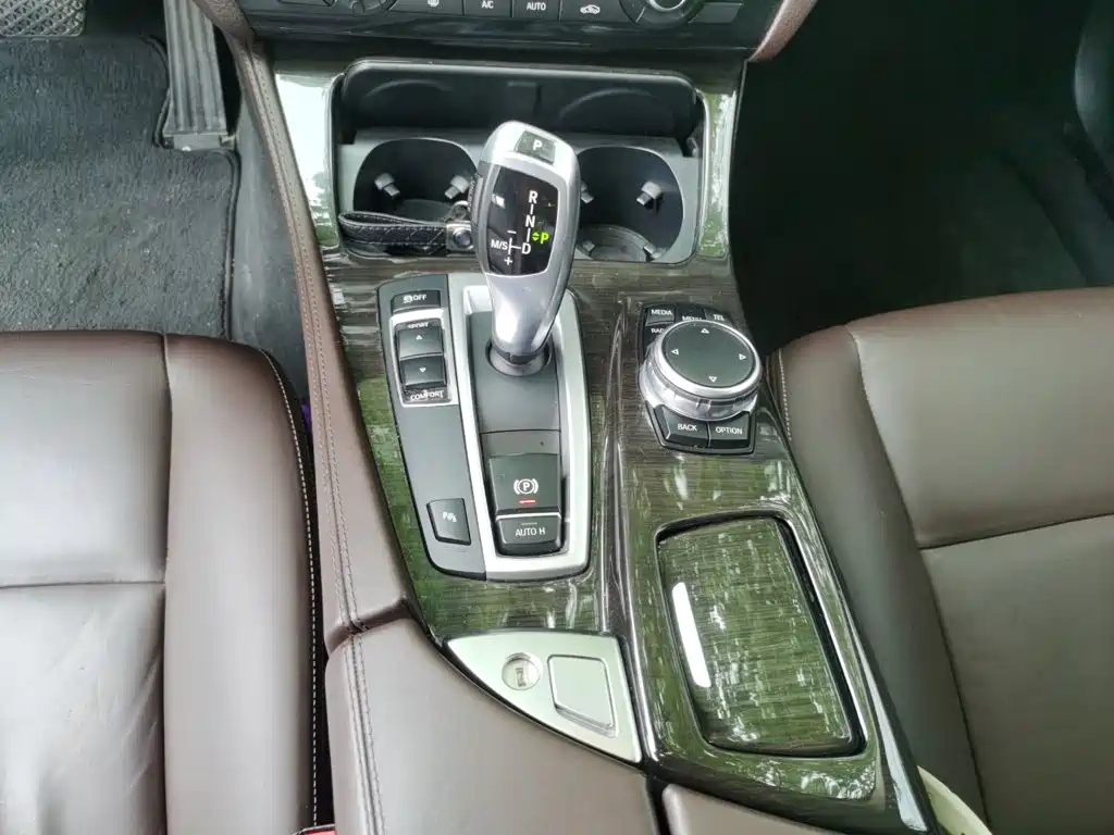 BMW 5 Series 2017 — фото 10