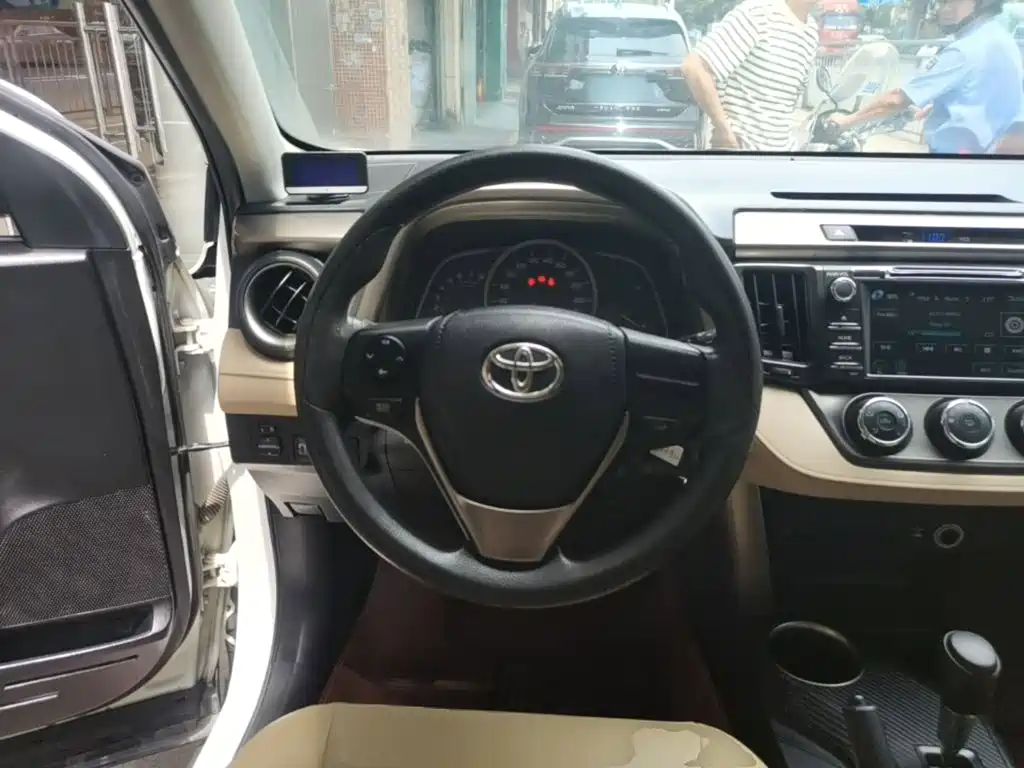Toyota RAV4 2015 — фото 11