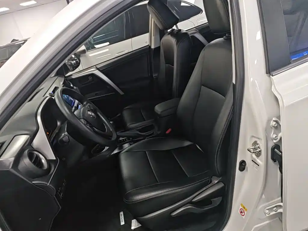 Toyota RAV4 2017 — фото 15