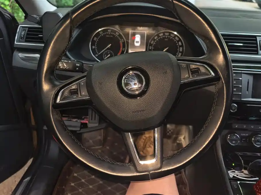 Skoda Superb 2017 — фото 15