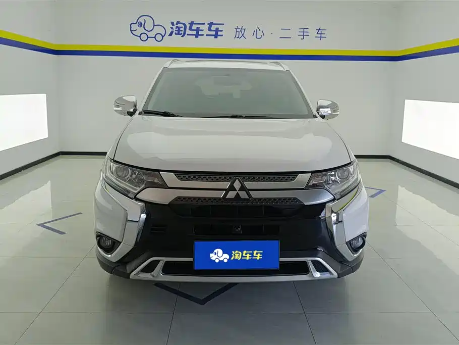 Mitsubishi Outlander 2020 — фото 2