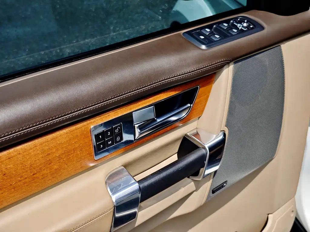 Land Rover Discovery 2014 — фото 12