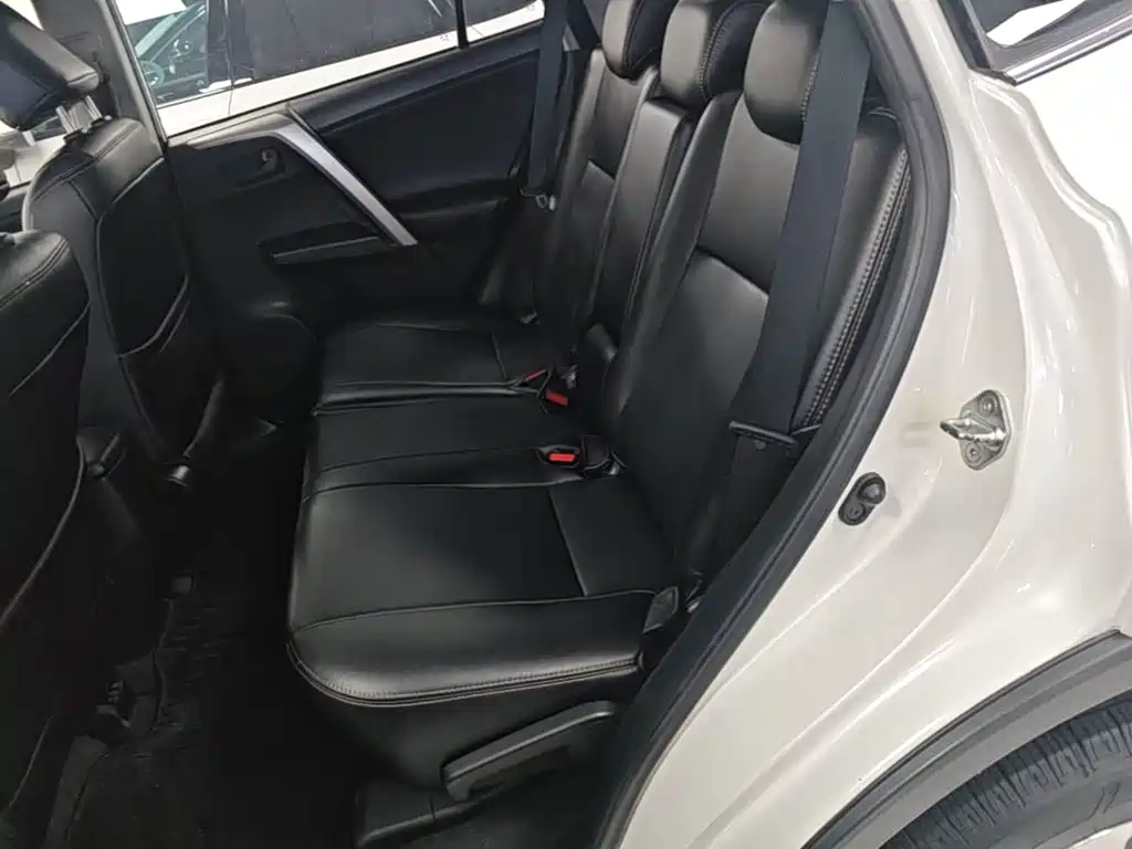 Toyota RAV4 2017 — фото 17