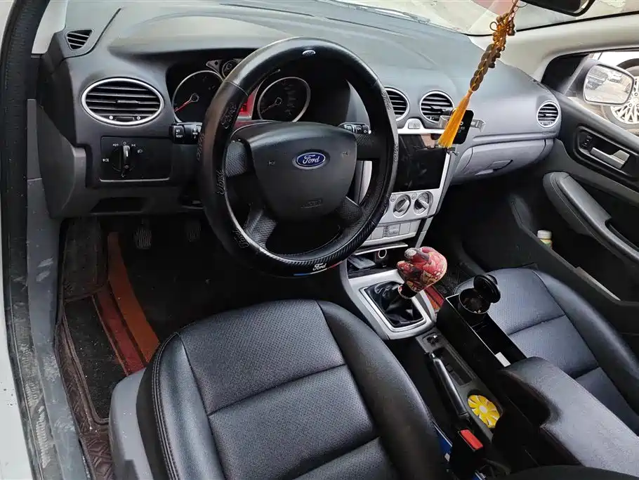 Ford Focus 2016 — фото 12