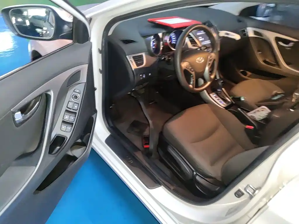 Hyundai Elantra 2018 — фото 16