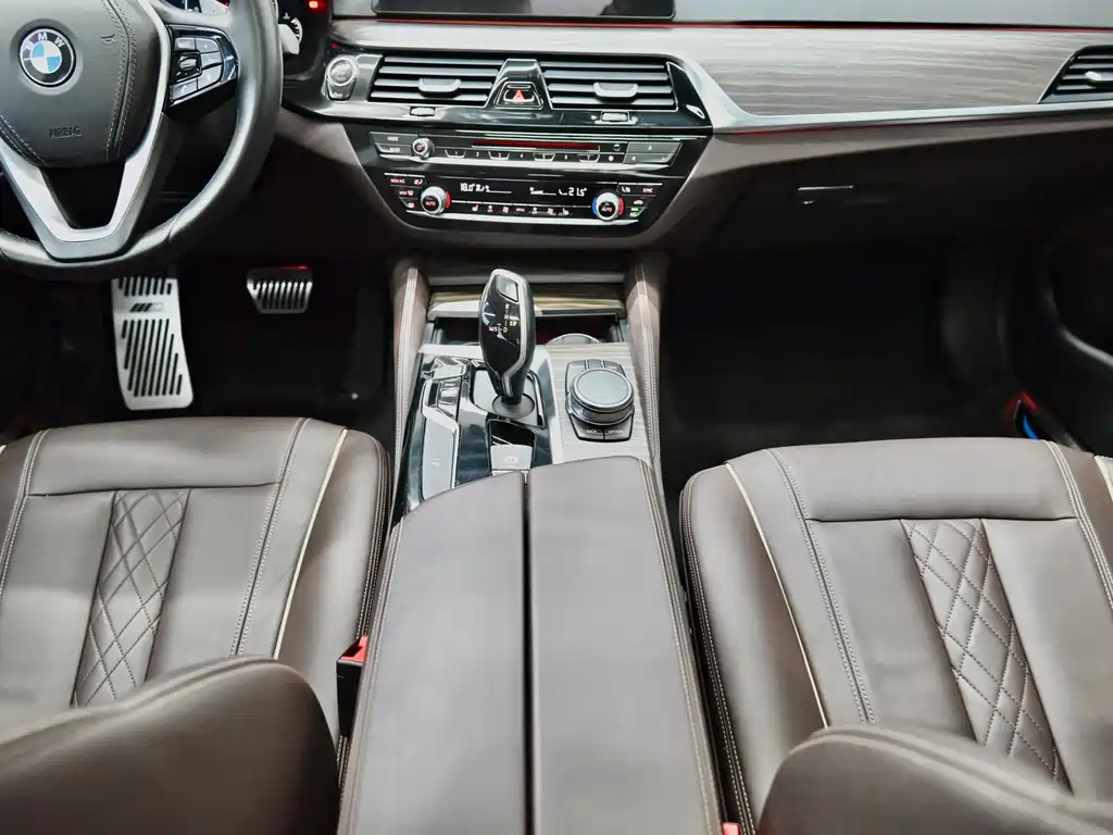 BMW 5 Series 2018 — фото 10