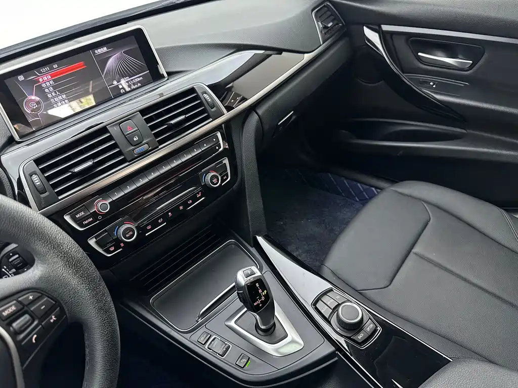 BMW 3 Series 2017 — фото 13