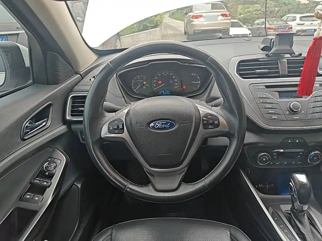Ford Escort 2015 — фото 11