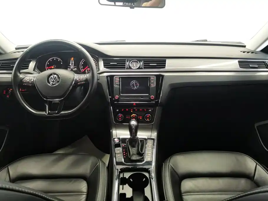 Volkswagen Passat 2018 — фото 12