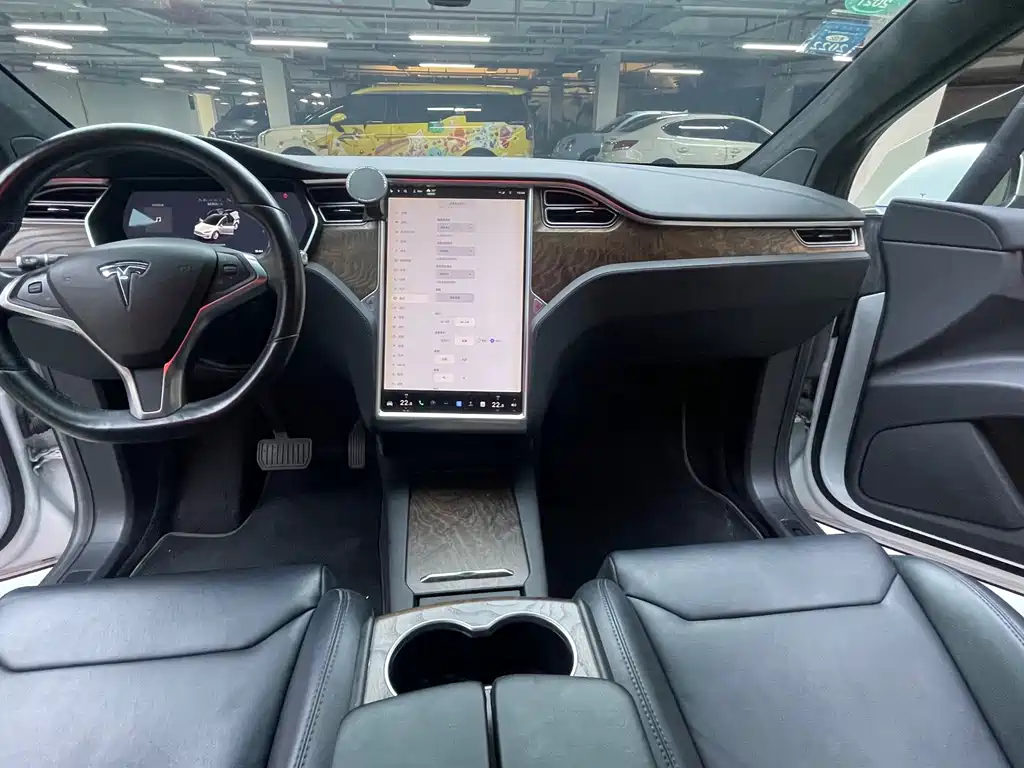 Tesla Model X 2018 — фото 16