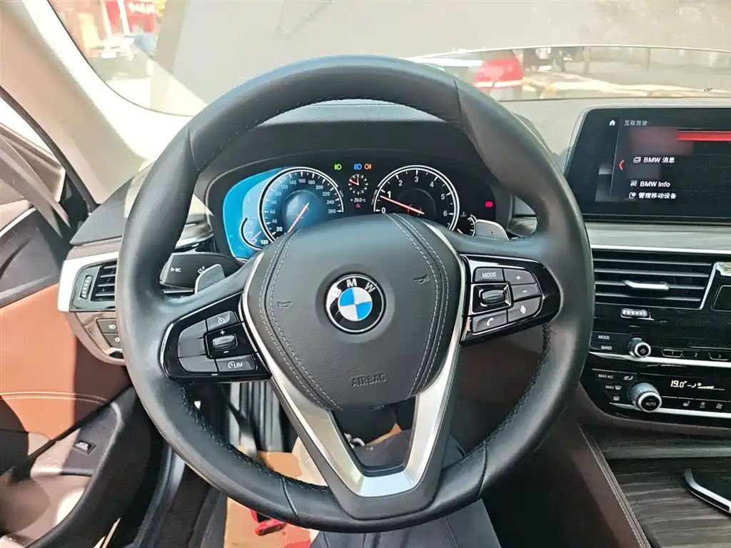 BMW 5 Series 2018 — фото 7