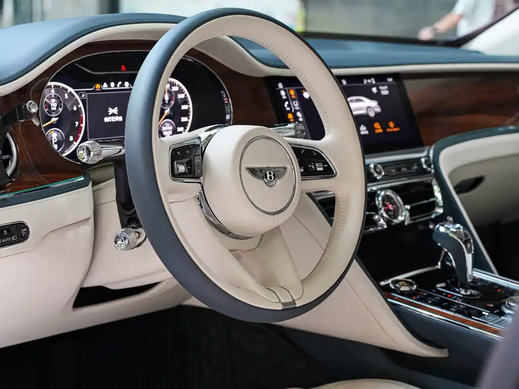 Bentley Flying Spur 2023 — фото 18