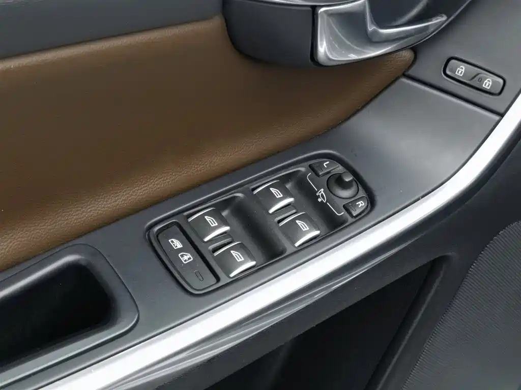Volvo XC60 2016 — фото 9