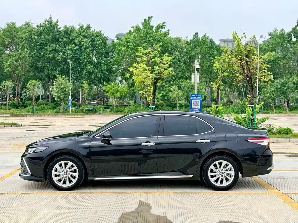 Toyota Camry 2023 — фото 8