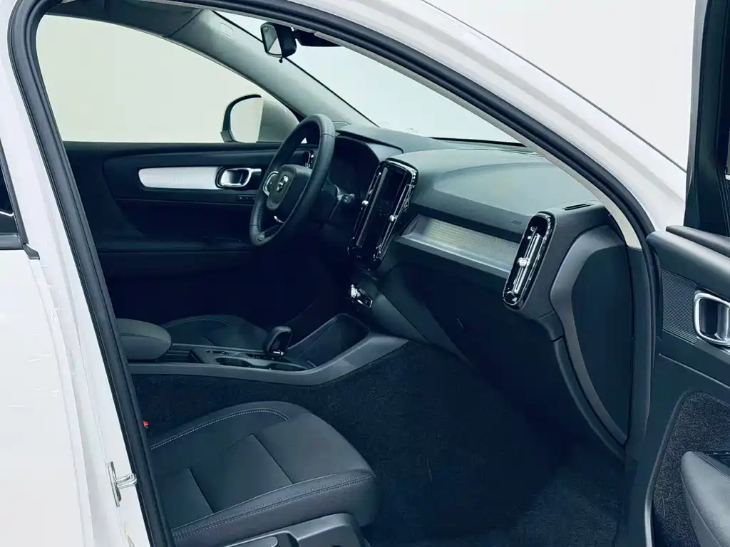 Volvo XC40 2022 — фото 11