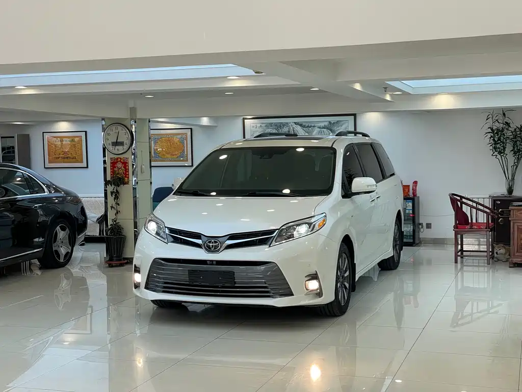 Toyota Sienna 2020 — фото 1