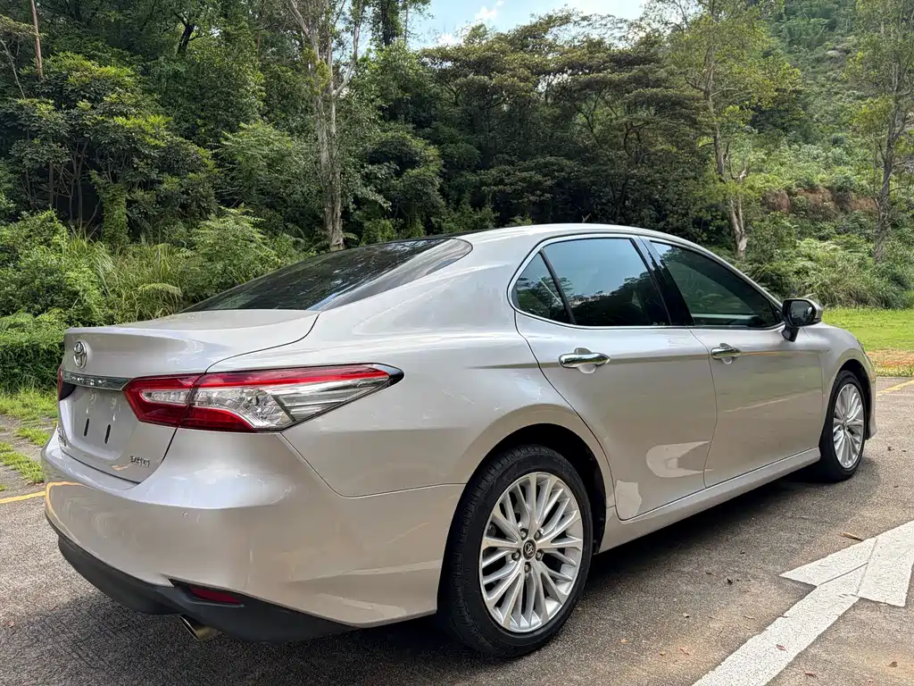 Toyota Camry 2018 — фото 9