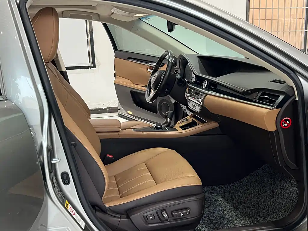 Lexus ES 2015 — фото 19