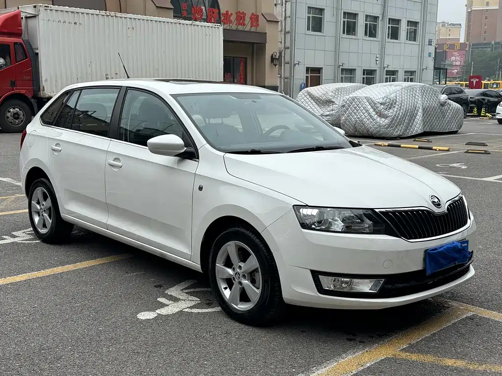 Skoda Rapid Spaceback 2015 — фото 2