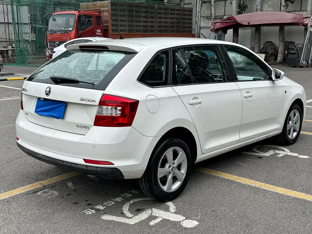 Skoda Rapid Spaceback 2015 — фото 3