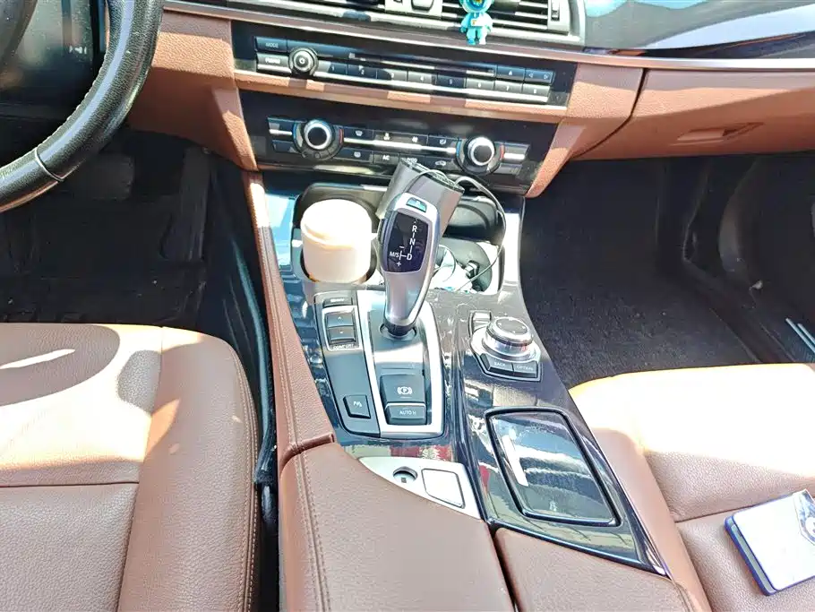 BMW 5 Series 2015 — фото 16