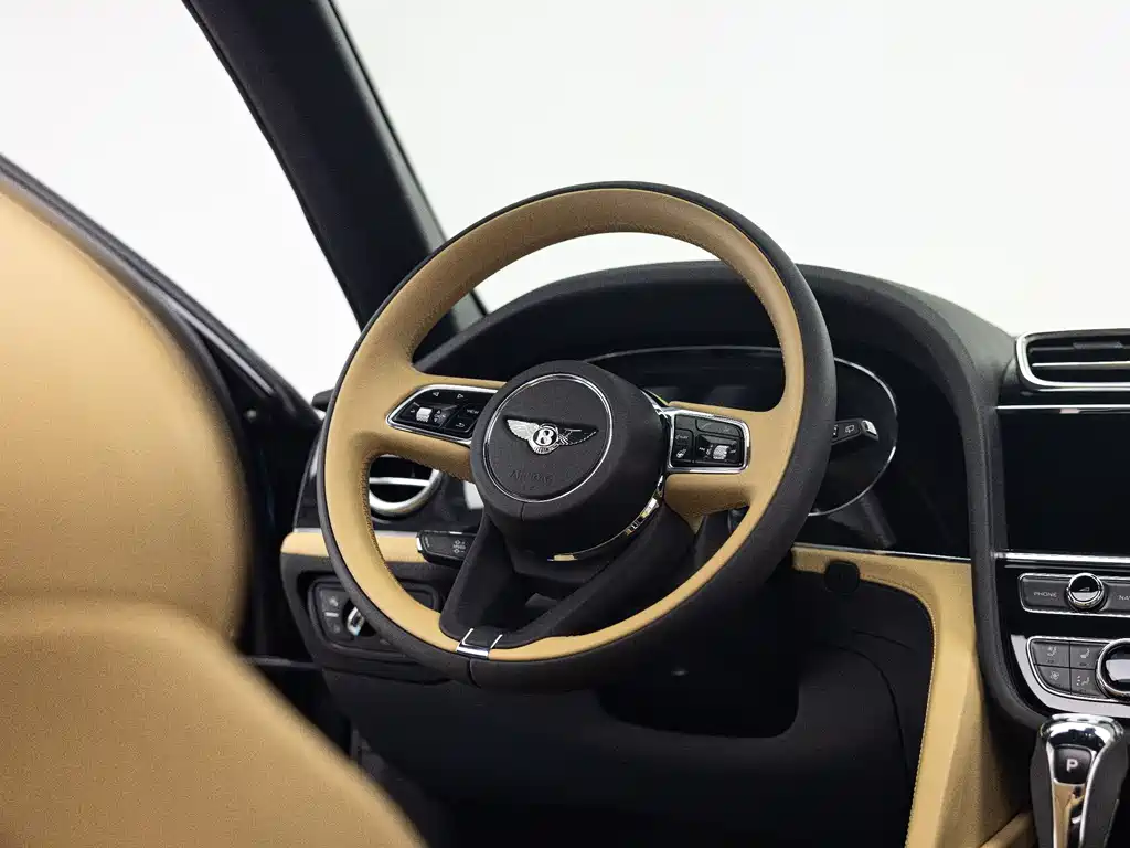 Bentley Bentayga 2023 — фото 16