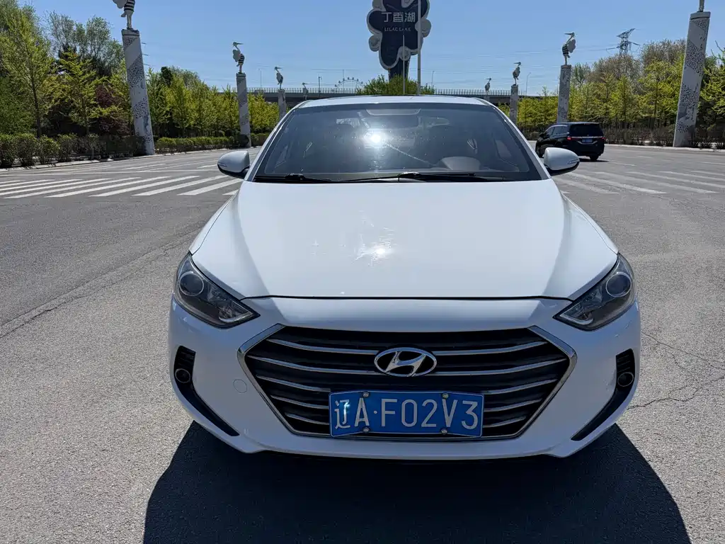 Hyundai Elantra 2018 — фото 1
